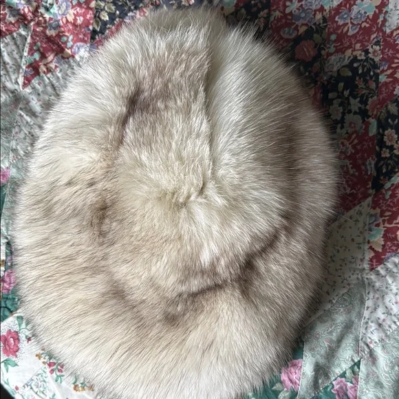 Elegant Cream Fur Women's Accessory - Picture 3 of 4